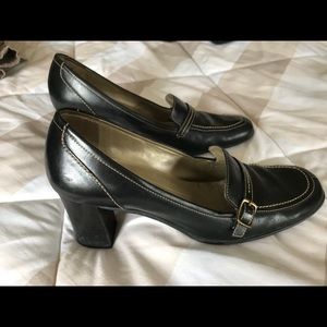 Naturalized black pumps